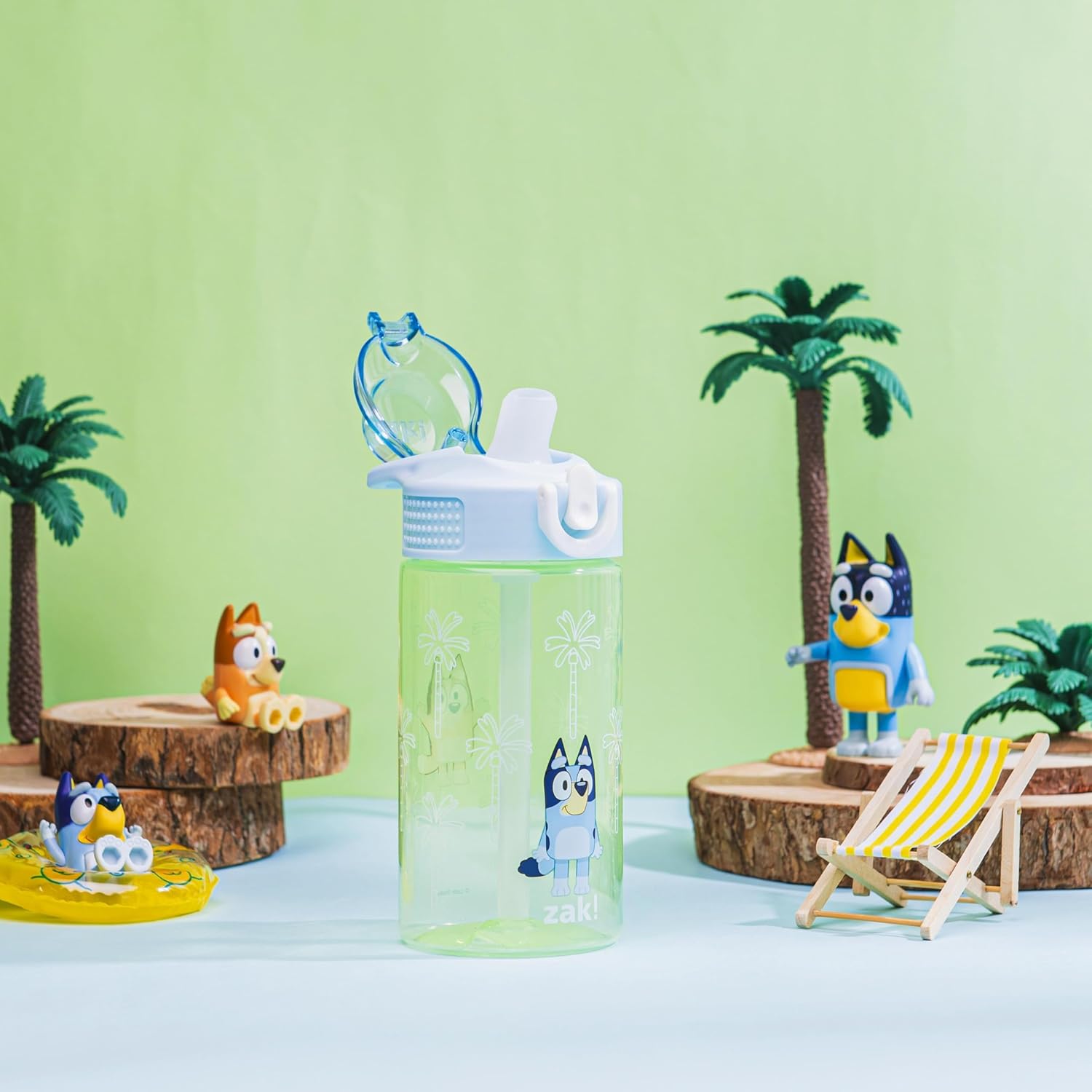 Zak Designs Sage Bluey Botella de agua para niños, escuela o viajes, plástico duradero, 16onzas, con popote, asa, tapa, boquilla abatible, a prueba