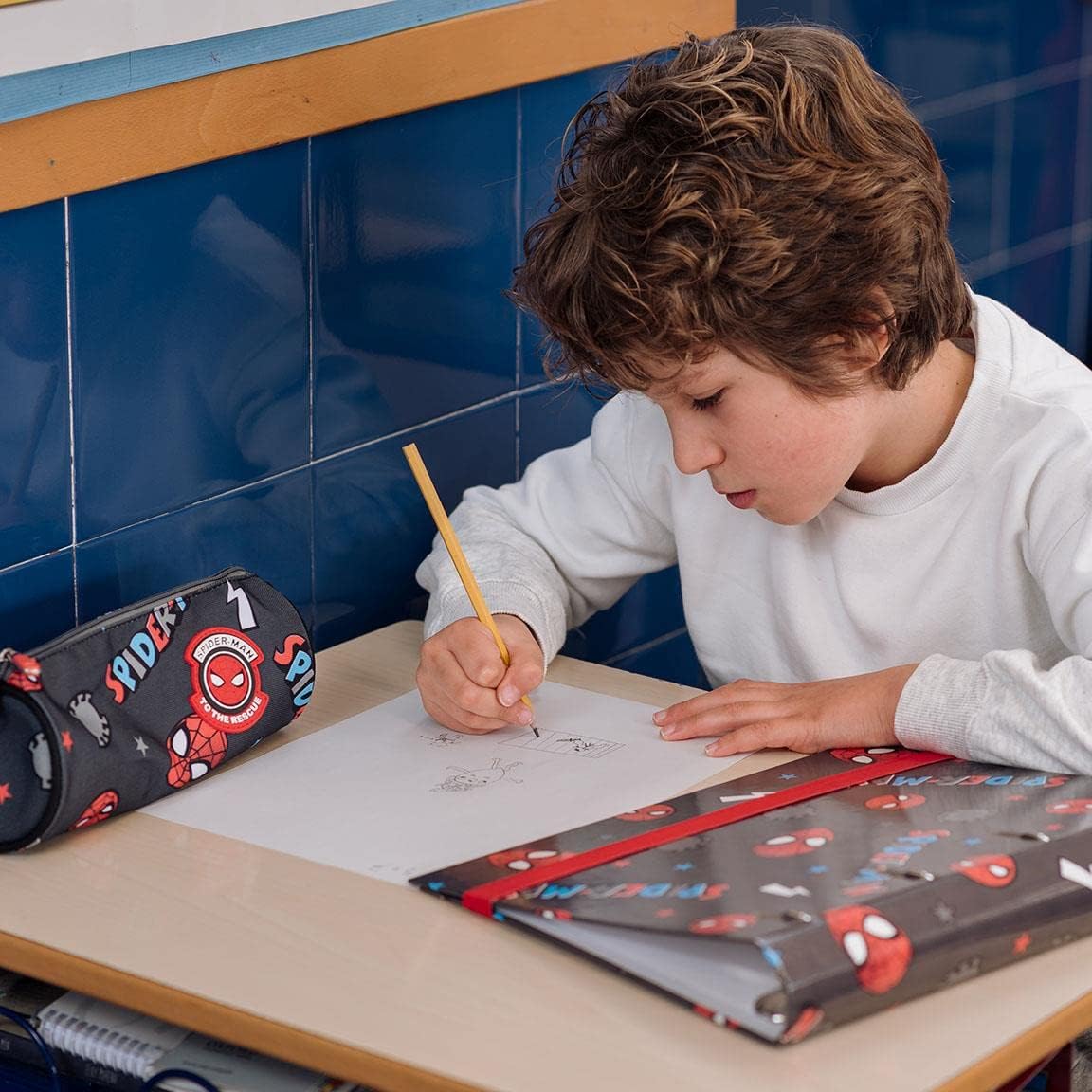 CERDÁ LIFE’S LITTLE MOMENTS – Archivador 4 Anillas Niño de Spiderman con Tapa Dura y Cierre con Goma – Licencia Oficial Marvel