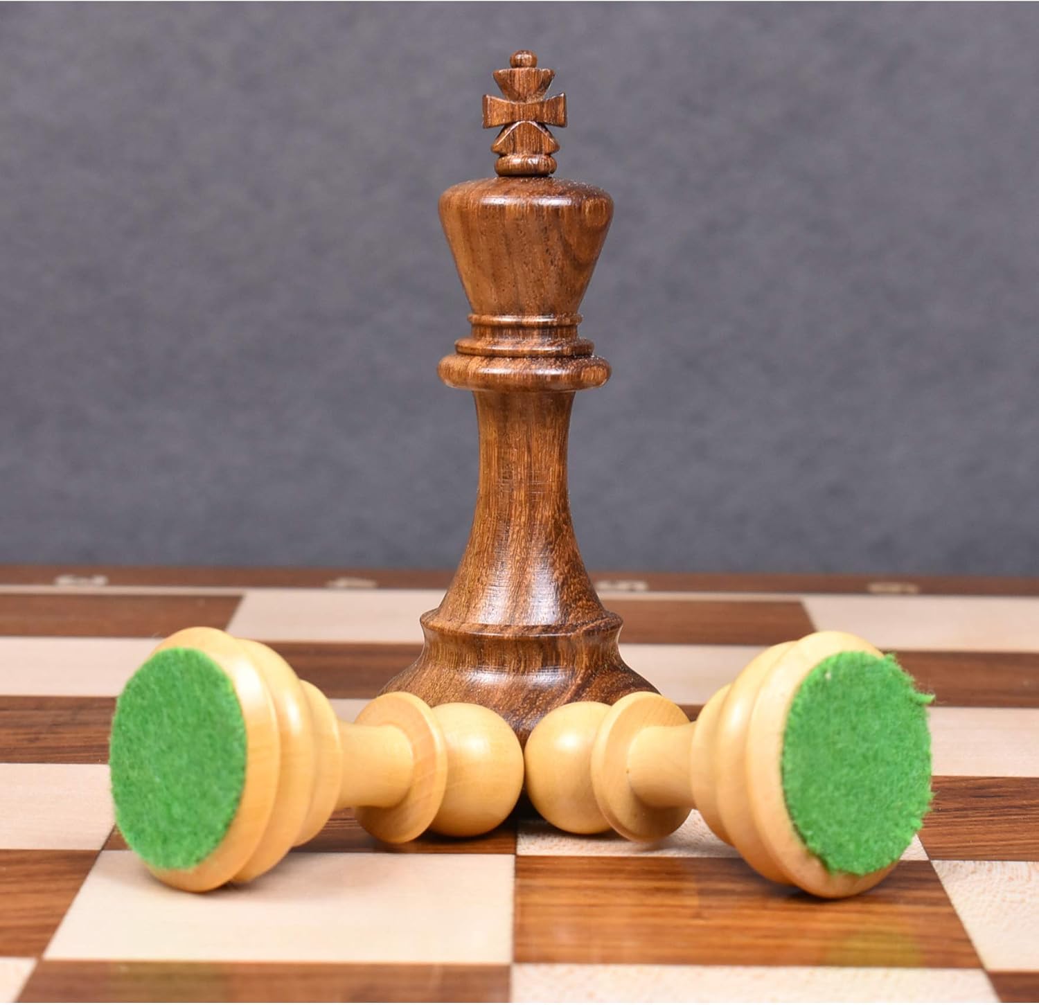 Royal Chess Mall Craftsman Knight Staunton – Juego de ajedrez solo piezas de ajedrez, juego de ajedrez de madera de palisandro dorado y boj