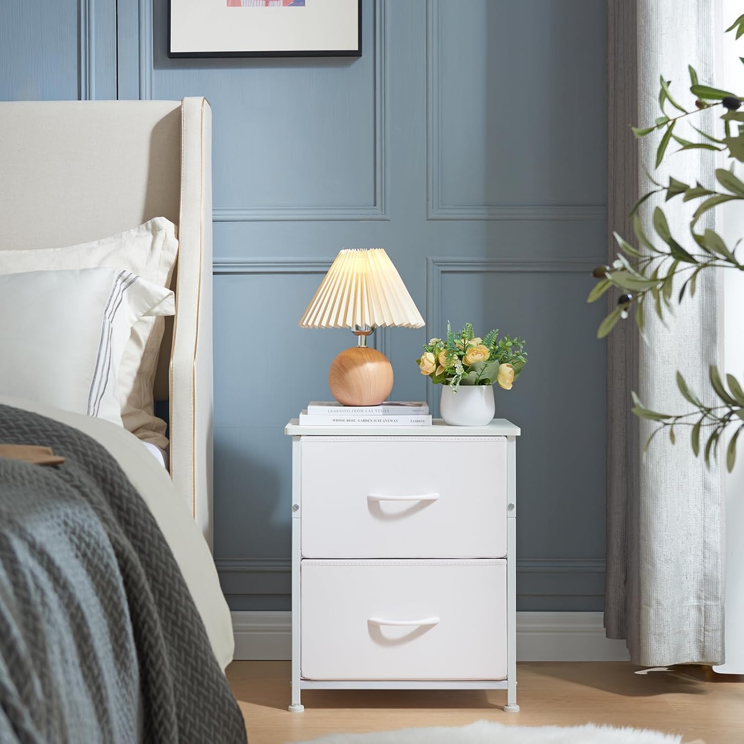 Somdot Mesita de noche, cómoda pequeña para dormitorio con 2 cajones, mesita de noche, mesa auxiliar con contenedores de tela para dormitorio,