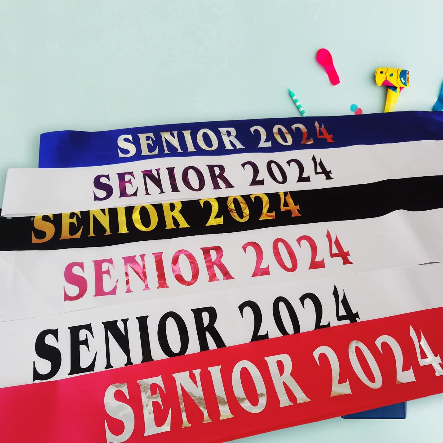 Senior 2024 – Banda azul real finalmente graduada con letras plateadas de aluminio para animadora de clase superior de 2024 para suministros de