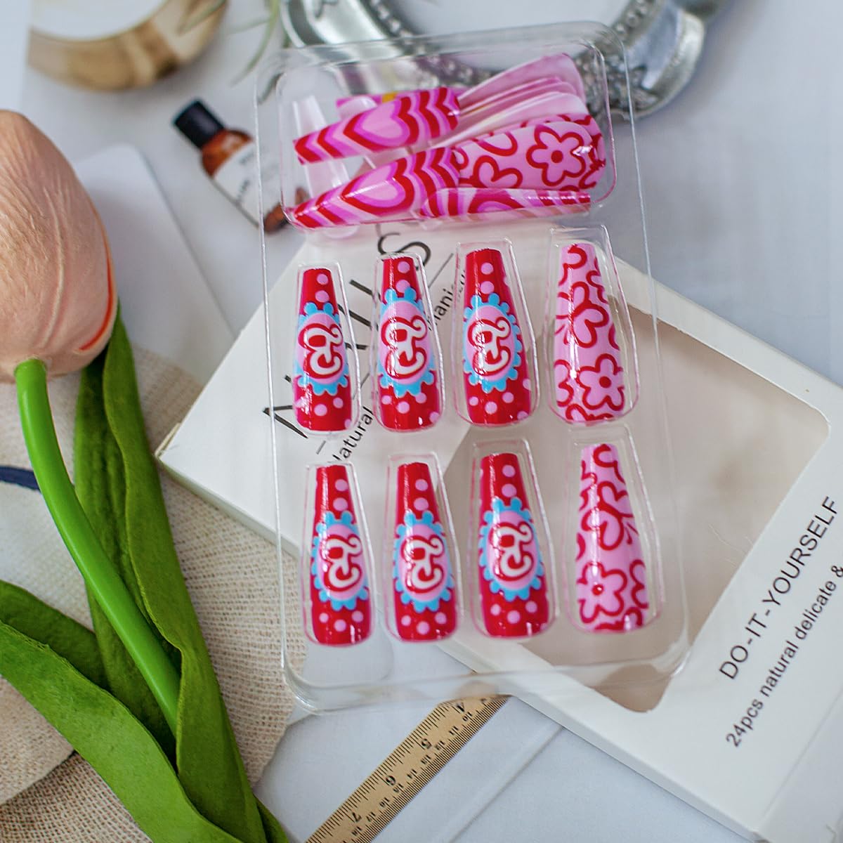 Uñas postizas extralargas a presión con forma de ataúd rosa con corazón y flores, patrón de letras impresas, uñas de barbie, uñas acrílicas