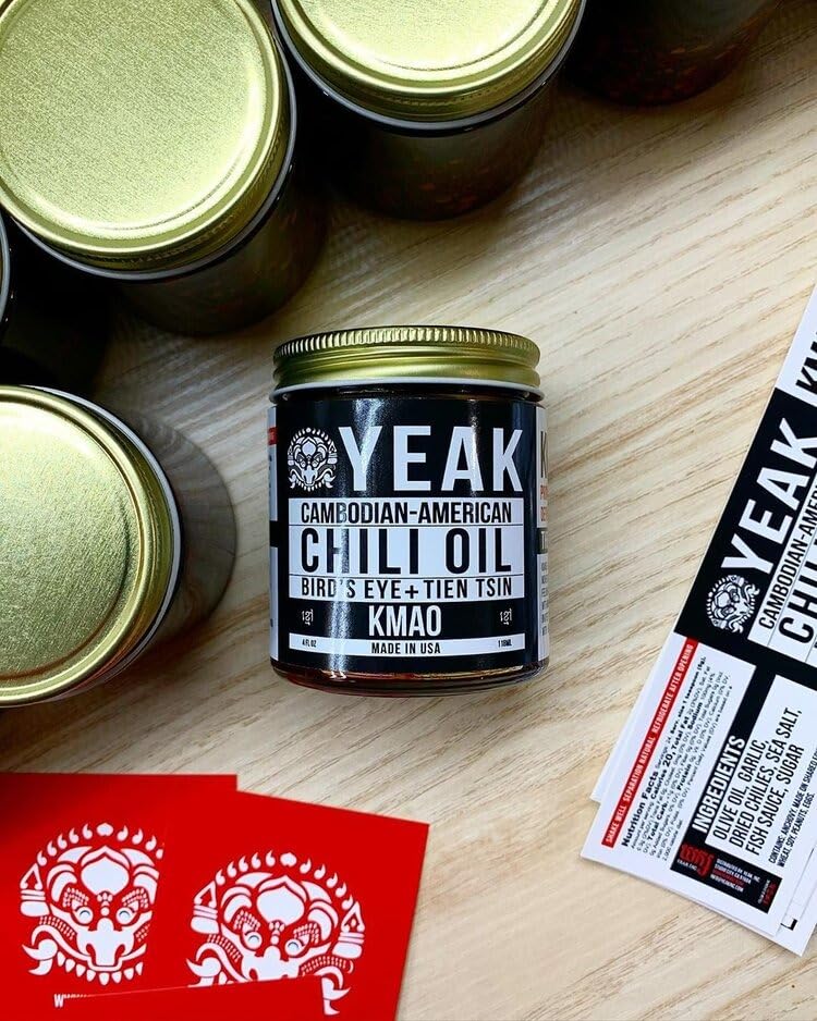 Yeak Inc Salsa picante Kmao Chili Oil para filetes, fideos, tacos Salsa casera Camboyano-Americana (Chili Oil KMAO) Nivel de calor – Caliente