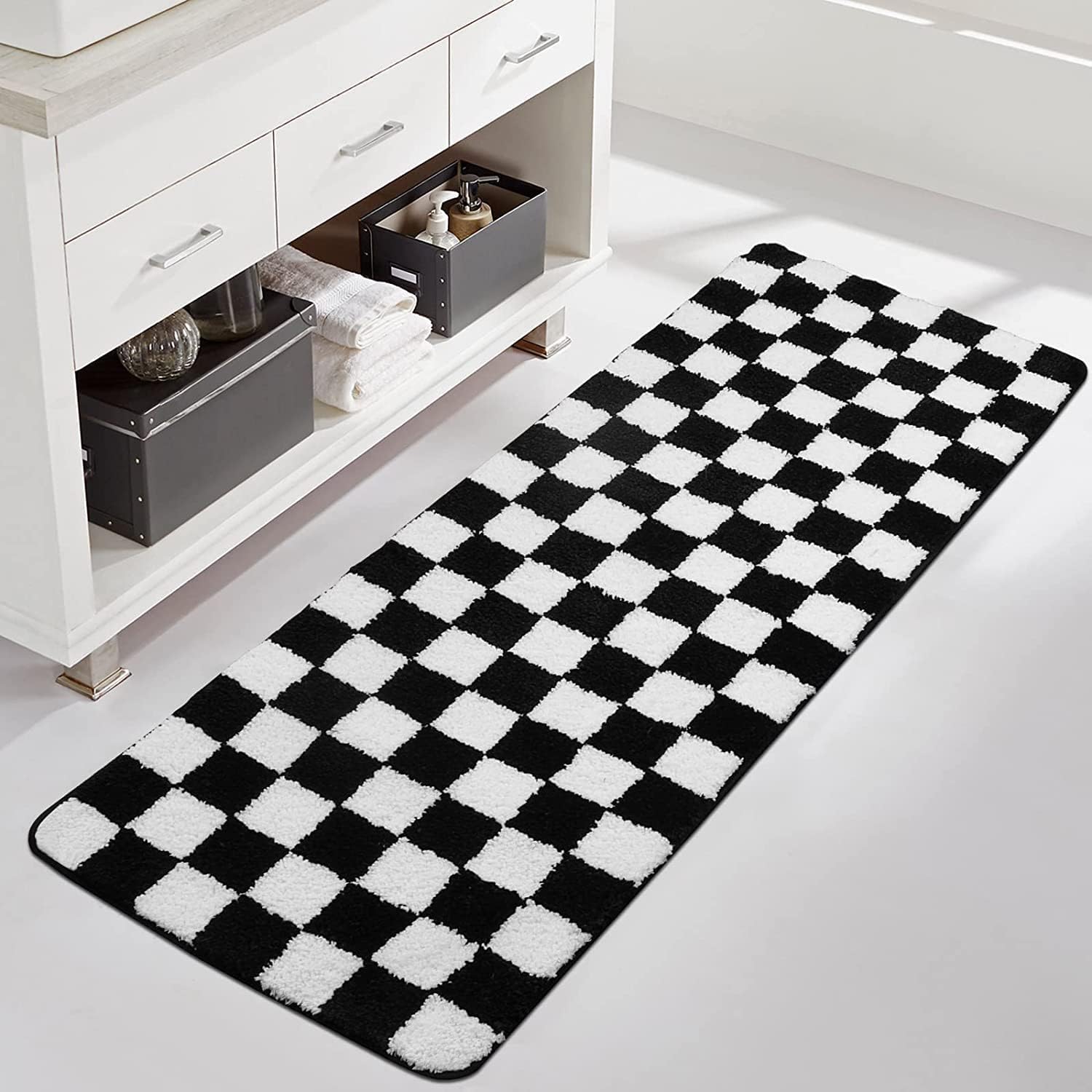 Uphome Alfombra de baño larga a cuadros en blanco y negro, antideslizante, absorbente de agua, alfombra de baño de microfibra suave, lavable a