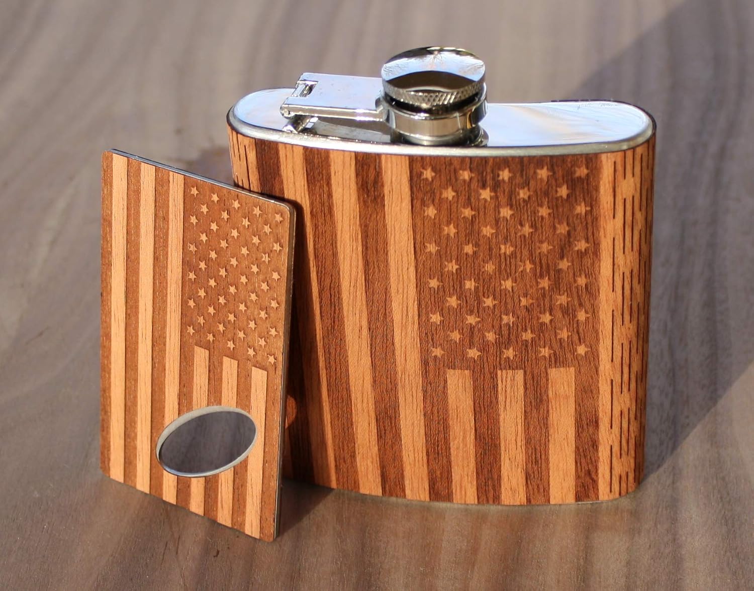 Real Wood – Frasco de cadera de 6 onzas y abrebotellas de tarjetas de crédito a juego, bandera estadounidense