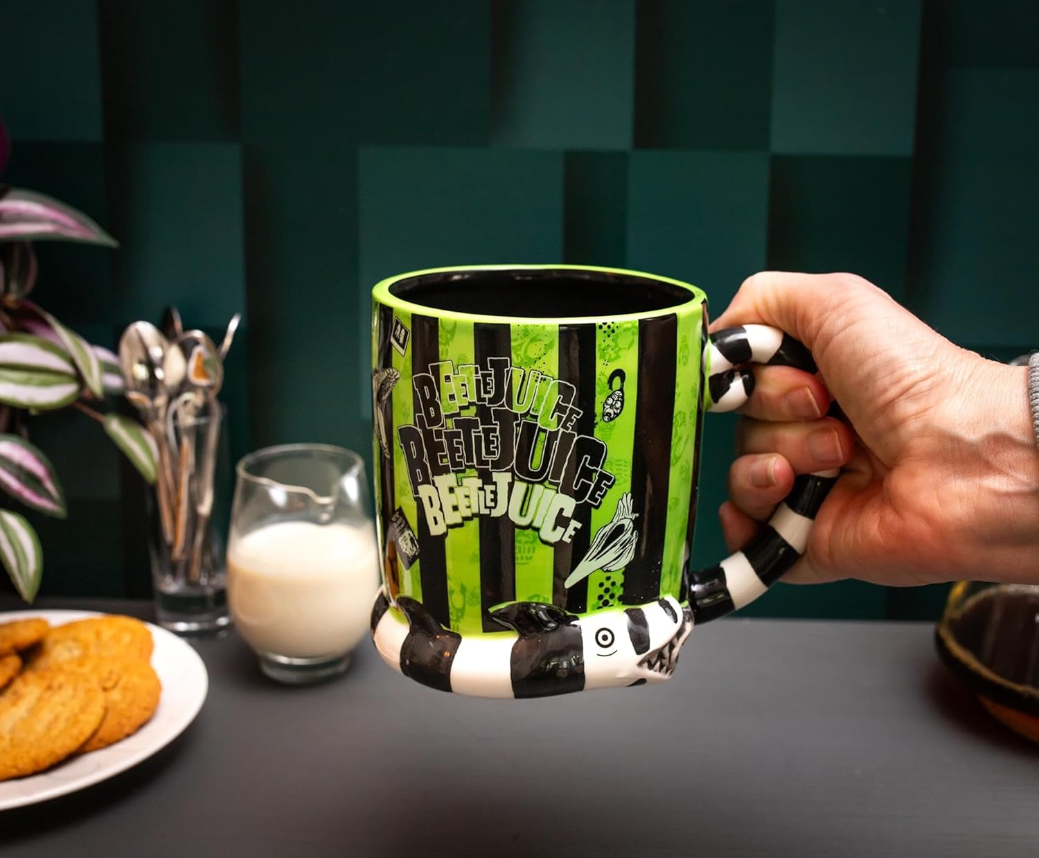 Silver Buffalo Beetlejuice – Taza de cerámica esculpida en 3D con diseño de rayas y nombres en caja, 24 onzas
