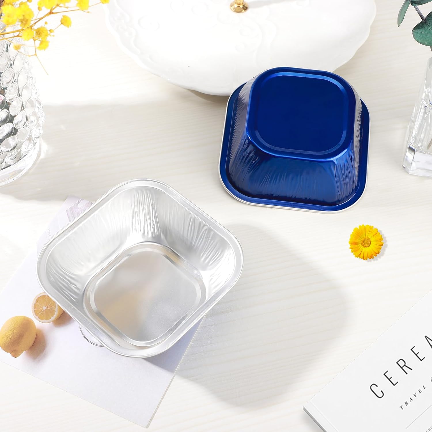 EUSOAR Tazas de papel de aluminio para hornear con tapas, 50 moldes desechables de 8 onzas con tapas, tazas para magdalenas para hornear, moldes