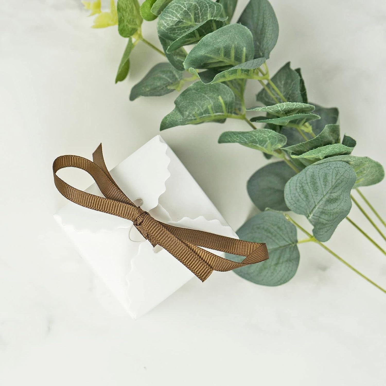 Efavormart – Paquete de 25 cajas de regalo con borde festoneado blanco, cajas de regalo de dulces para fiesta de boda con cintas de grogrén – 2.5 x