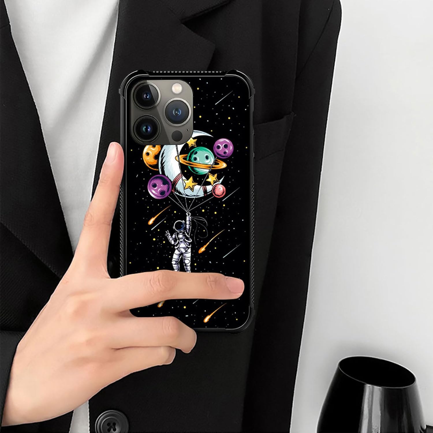 ZHEGAILIAN Funda compatible con iPhone 15 Pro Max, funda de astronauta sosteniendo un planeta de globo, parte trasera de vidrio templado + funda