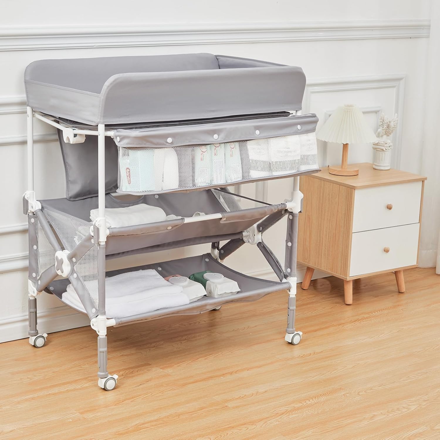 Cambiador portátil para bebé, mesa de cambio de pañales plegable con ruedas, altura ajustable, cubo de limpieza, cambiador para bebé, organizador de