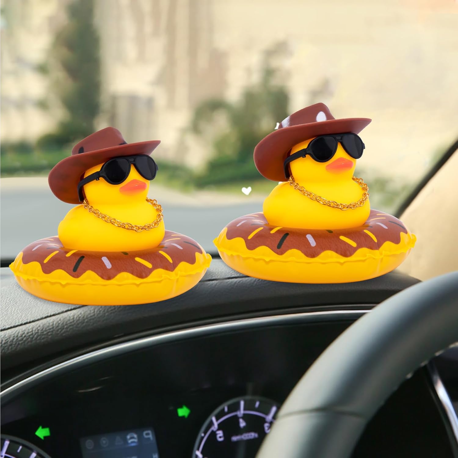 wonuu Pato de goma para automóvil, decoración de pato amarillo con sombrero de sol, anillo de natación, collar de gafas de sol para decoración de