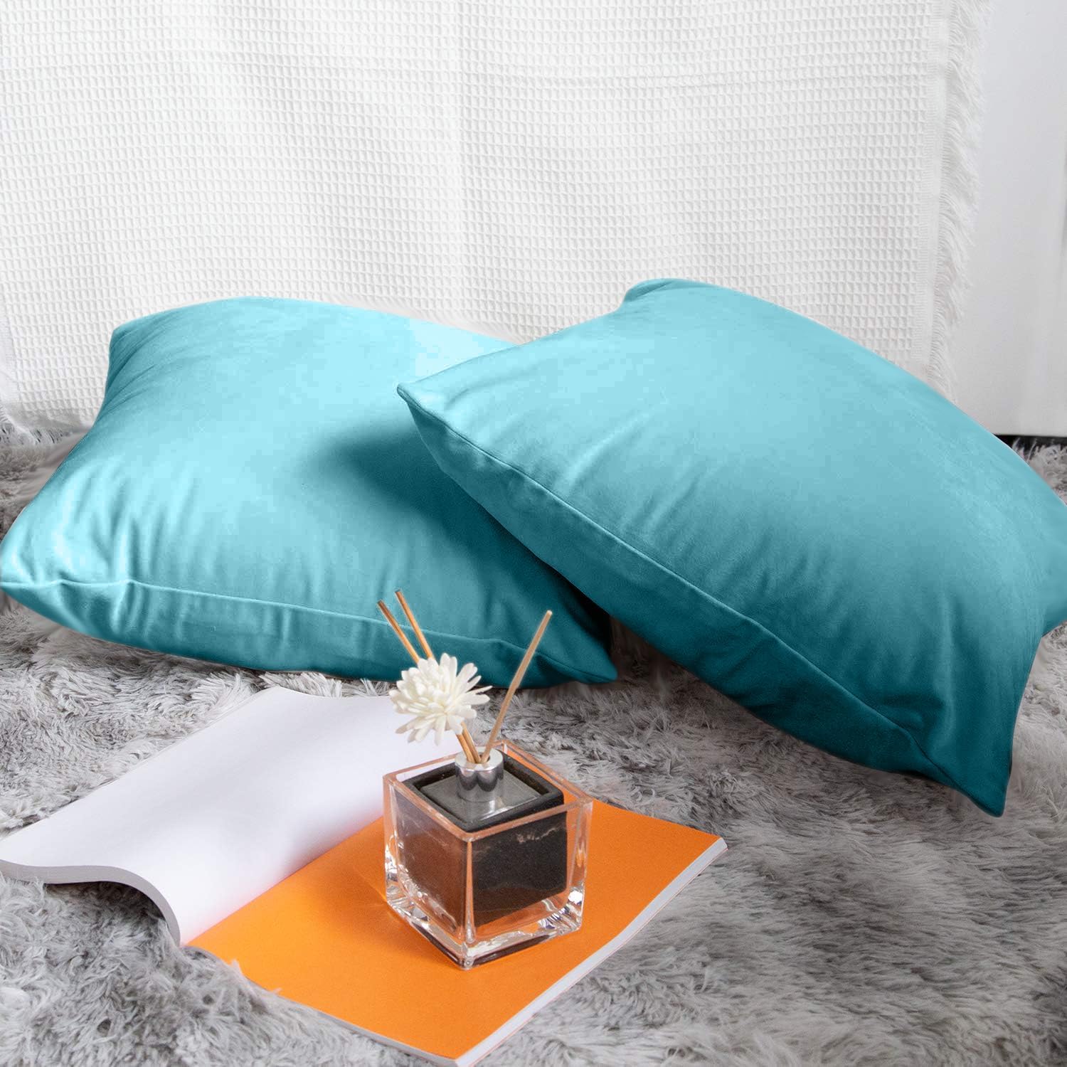 Fundas de almohada decorativas de terciopelo, paquete de 2 fundas de almohada ultra suaves de color verde claro de 18 x 18 pulgadas para sofá,