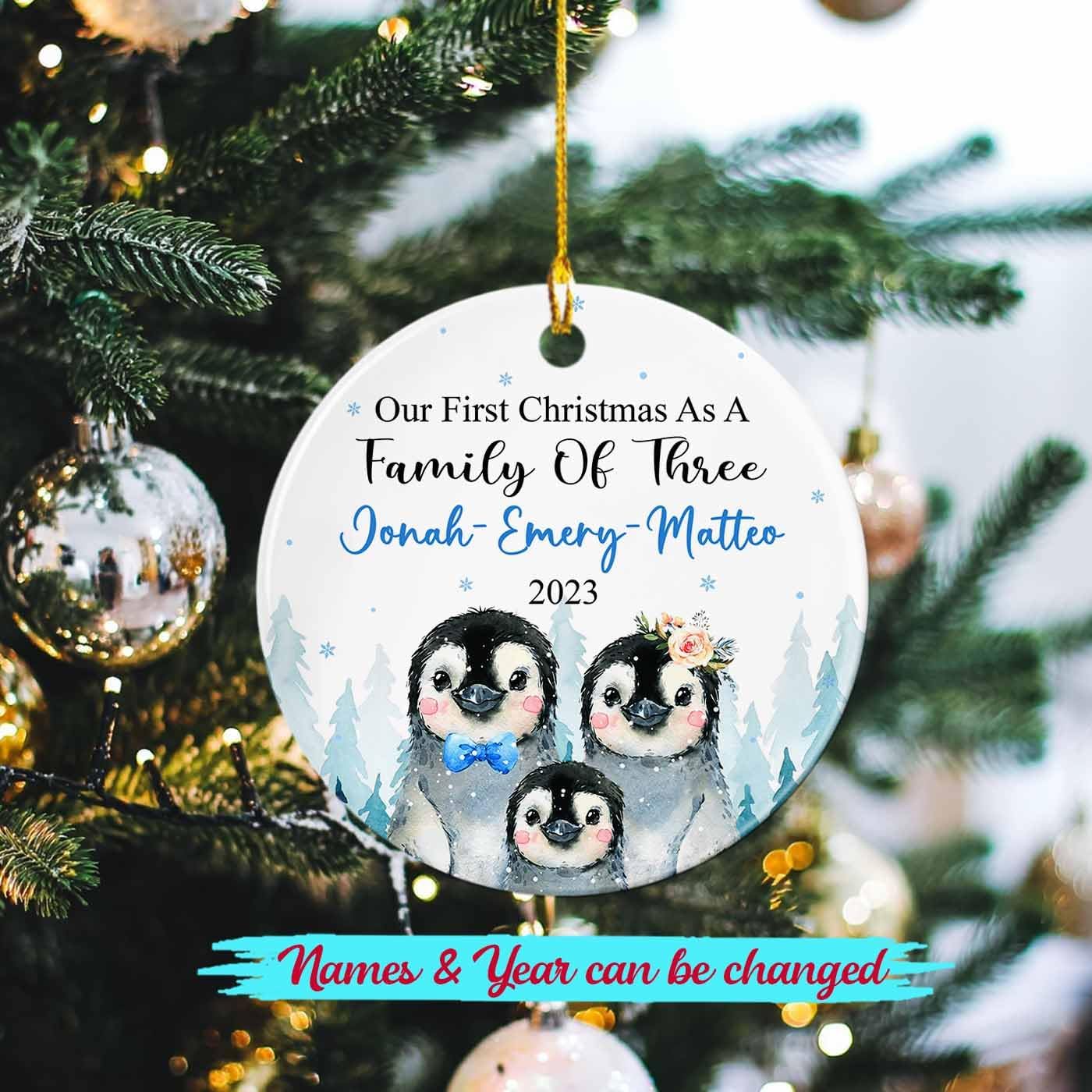 Adorno de cerámica personalizado de una familia de tres pingüinos, nuestra primera Navidad como familia de tres adornos, nombres personalizados y