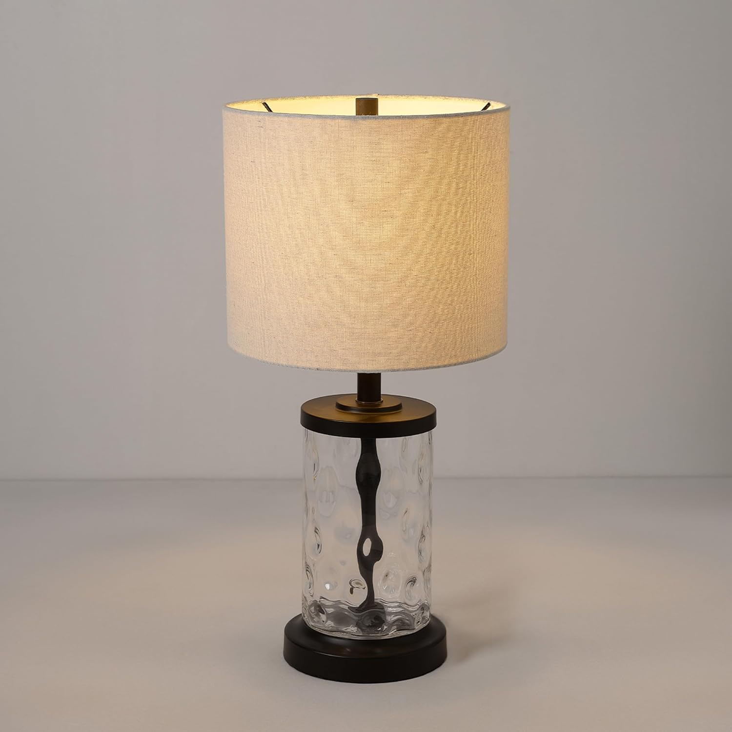 Globe Electric 61000044 Lámpara de mesa de vidrio regado rellenable de 20 pulgadas, base de bronce aceitado, pantalla de lino beige, cable negro,