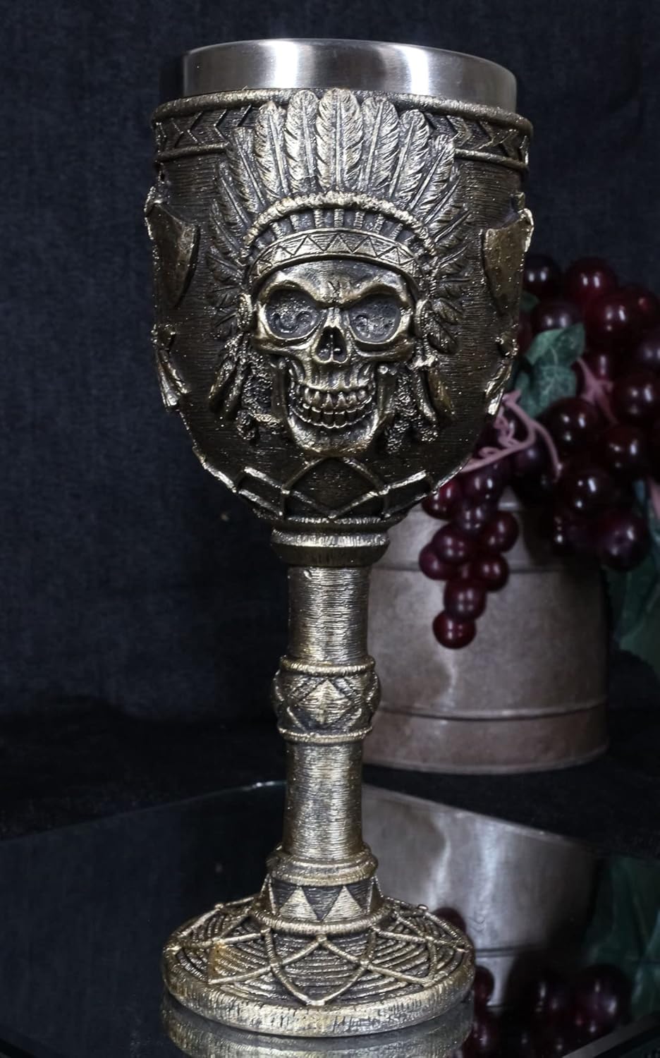 Ebros Gift Cráneo jefe tribal indio nativo americano con tocado de cucaracha y doble hacha cruzada copa de vino copa de vidrio de cáliz Osario