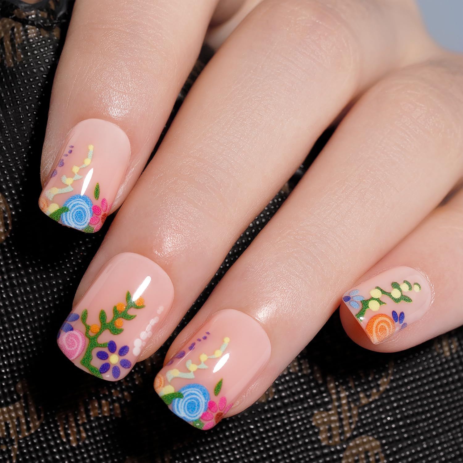 BettyCora – Uñas postizas cuadradas cortas a presión, 24 puntas de uñas con pegamento para uñas, uñas de flores amarillas