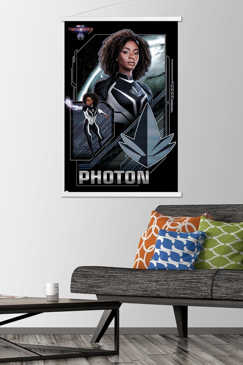 Trends International Marvel The Marvels – Póster de pared con fotones, 22.37 x 34.00 pulgadas, paquete de impresión premium y colgador blanco