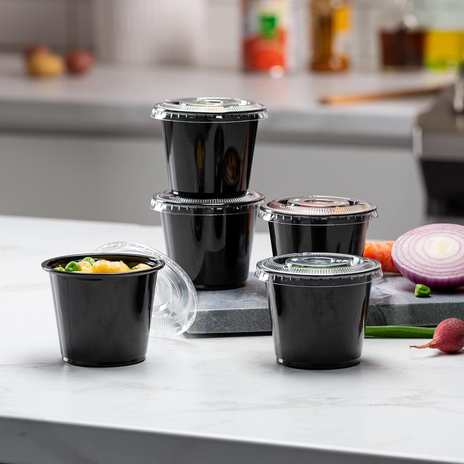 (4 onzas  100 juegos) Vasos de plástico sumergibles negros con tapas, pequeños recipientes para control de porciones, chupitos de gelatina,