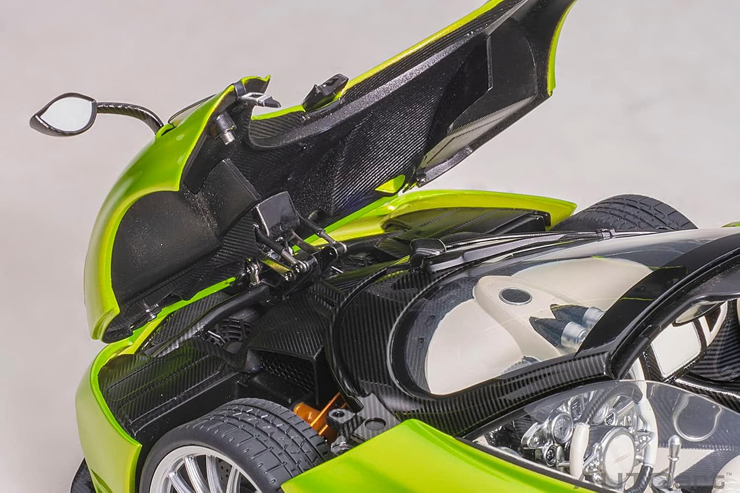 Pagani Huayra Roadster Verde Firenze Verde Metálico y Carbono con Equipaje Set 118 Modelo Coche por Autoart 78288