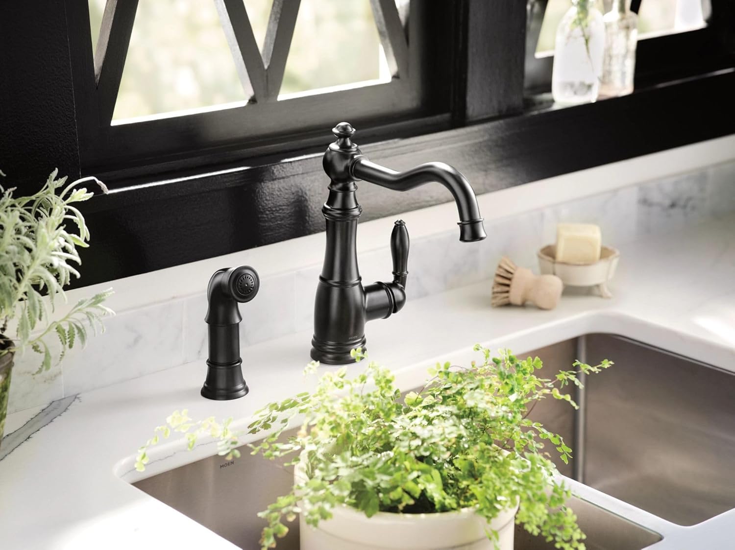 Moen S72101BL Weymouth – Grifo de cocina con una manija, color negro mate