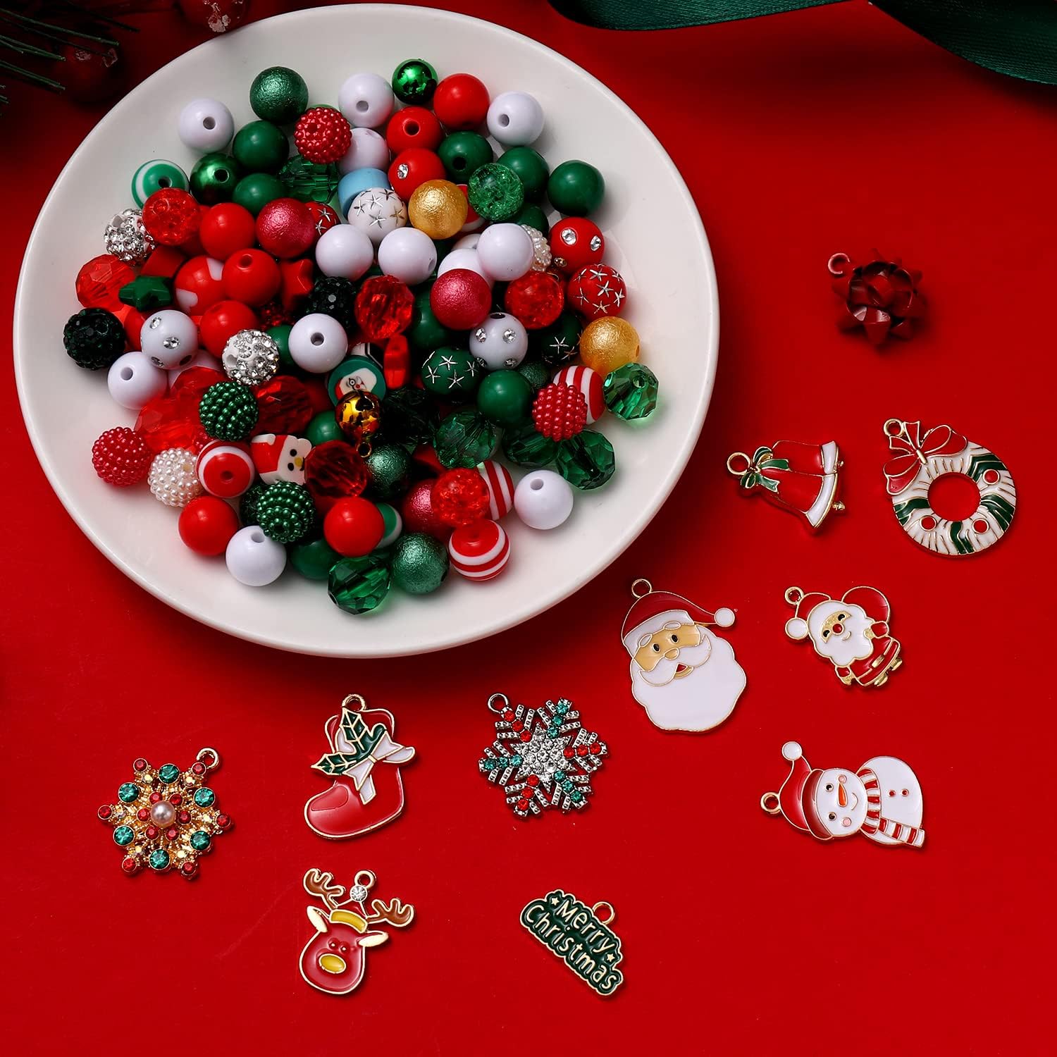 Más de 2400 cuentas de Navidad para hacer joyas, abalorios de Navidad esmaltados a granel, cuentas sueltas de acrílico con diamantes de imitación de
