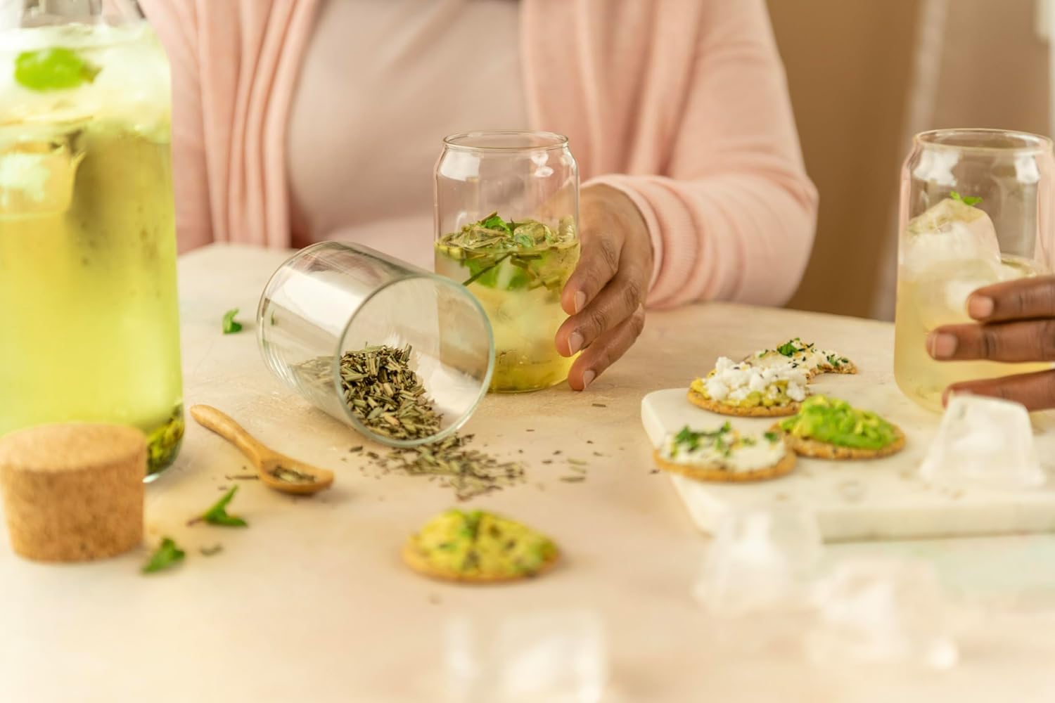 JusTea PEPPERMINT DETOX  Té de hierbas de hojas sueltas  Lata con cuchara de té tallada a mano  Más de 40 tazas (1.6 onzas)  Sin cafeína  Ganador de
