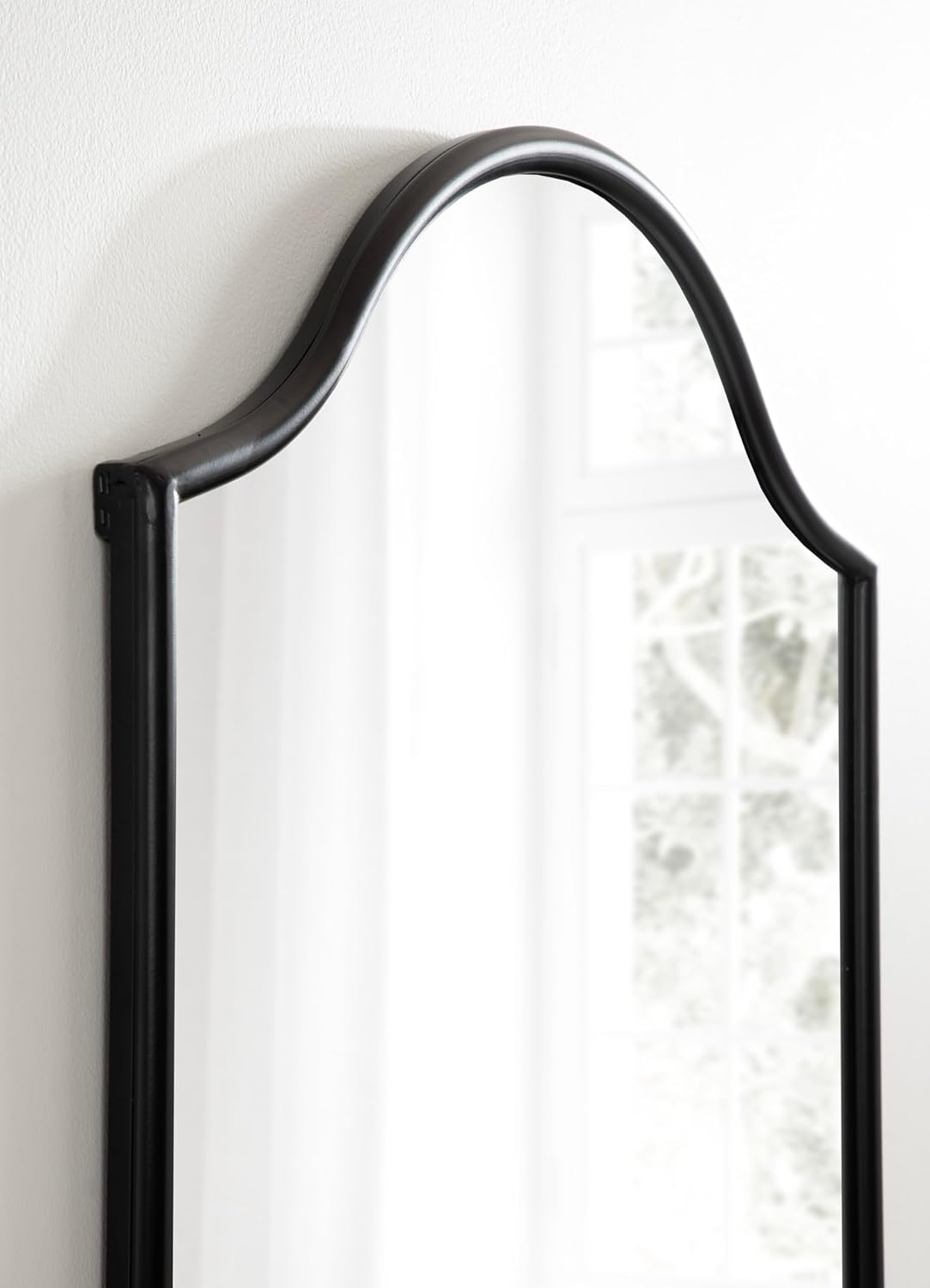 Kate and Laurel Fellows – Espejo de pared con forma de arco festoneado, 24 x 36 pulgadas, color negro, espejo de arco decorativo tradicional con