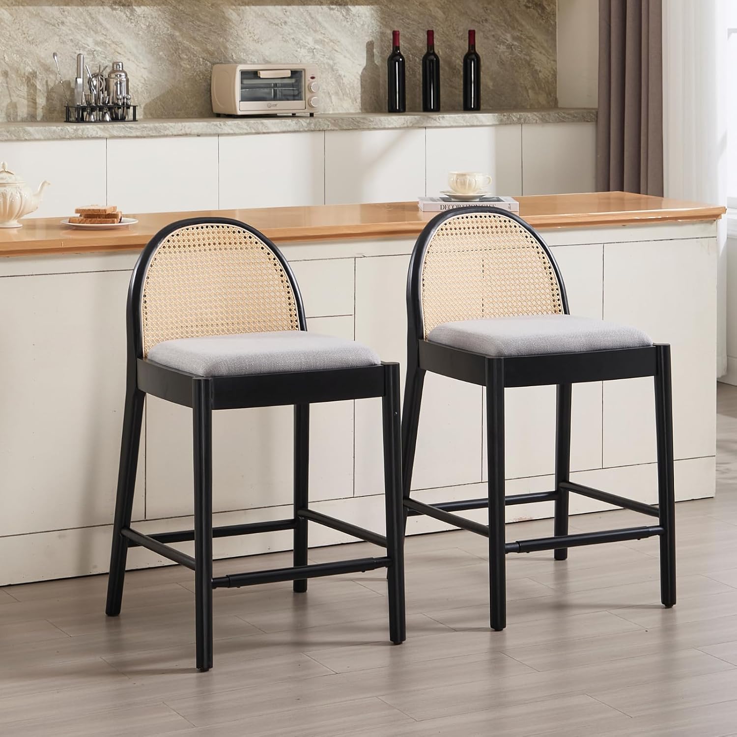 HEAH-YO Juego de 2 taburetes de ratán de 26 pulgadas de altura de mostrador con respaldos de ratán y patas de madera, taburete de cocina tapizado de