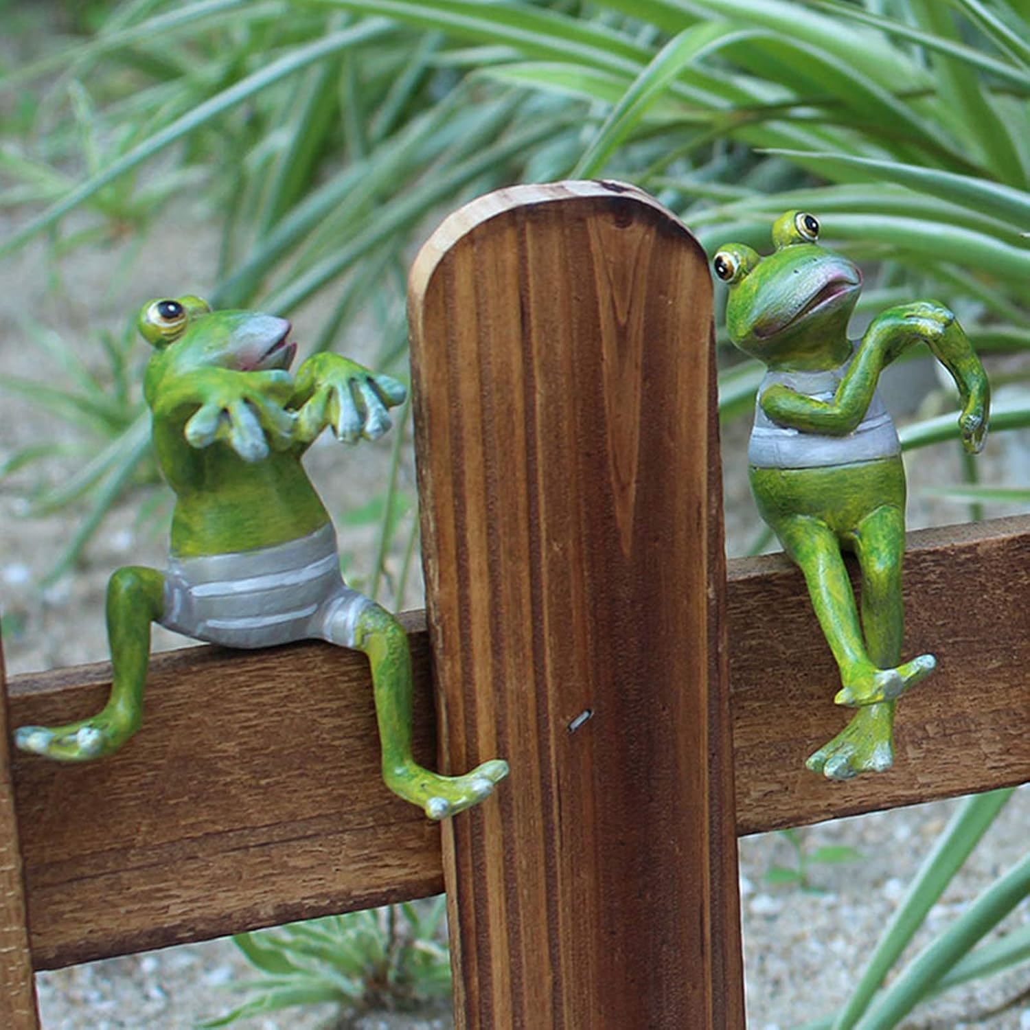 NMFIN Paquete de 4 estatuas de jardín de ranas, esculturas de ranas 3D para exteriores, escultura de animales lindos de resina, arte de patio y