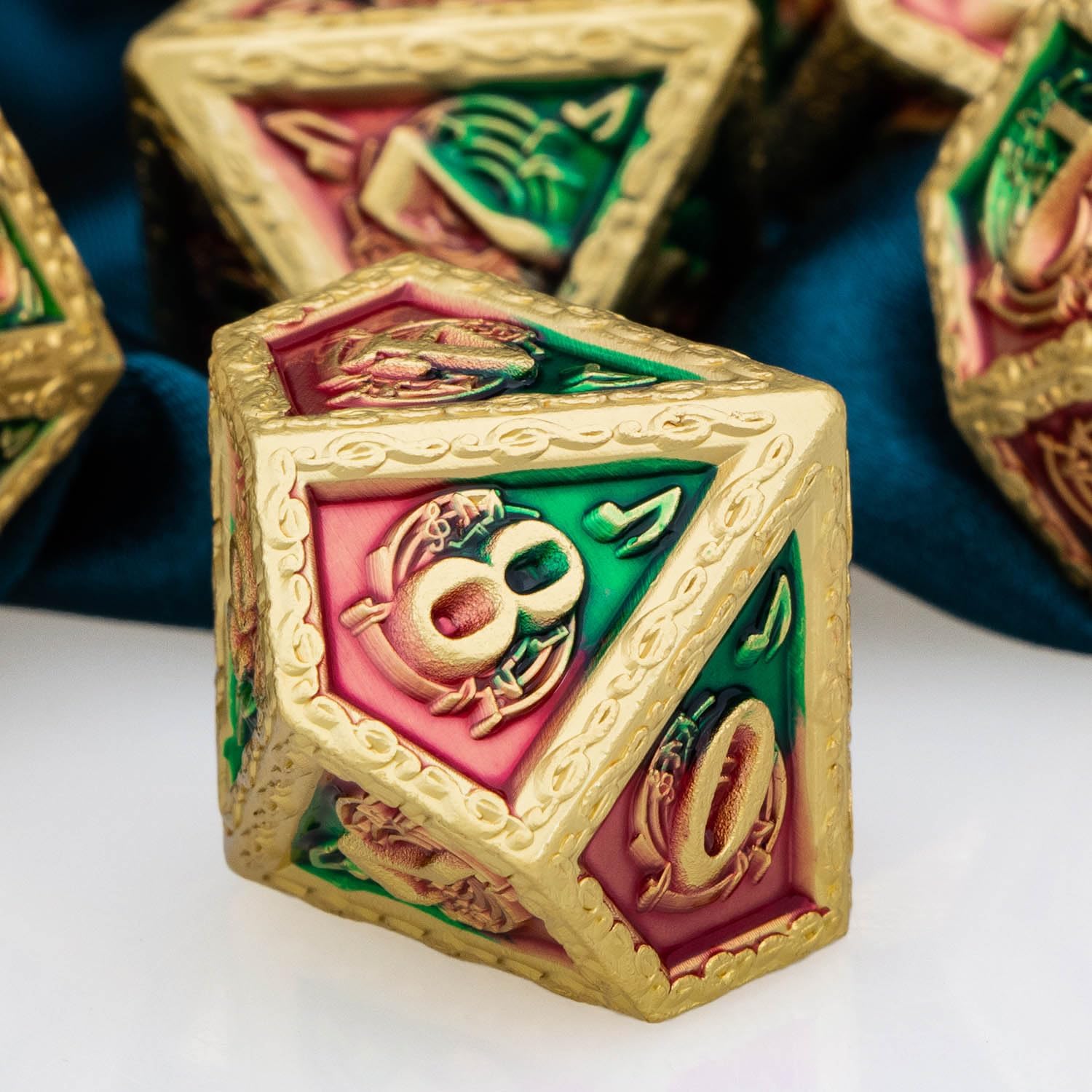 ARUOHHA Juego de dados de música DND con caja de regalo, dados poliédricos de metal rojo y verde, dados D&D, juegos de rol de mazmorras y dragones,