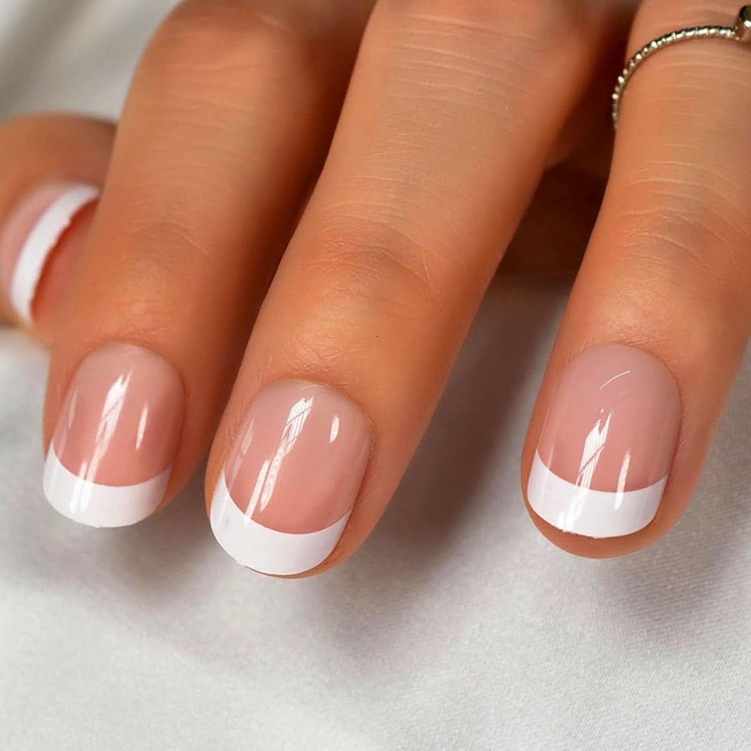 LINSSQ Uñas postizas redondas brillantes, uñas postizas cortas de color blanco francés, color blanco, uñas postizas de gel UV de cobertura completa,