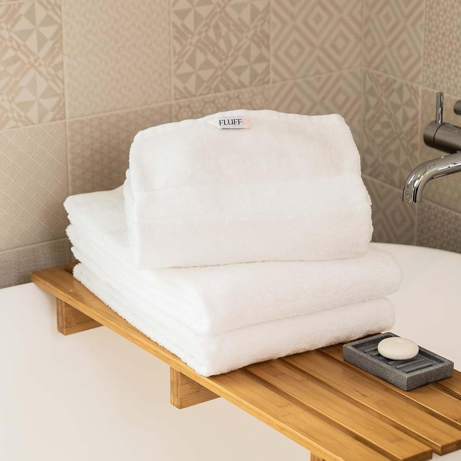 FluffCo Toalla de hotel de lujo  Toalla de baño de alta calidad altamente absorbente hecha de 100% algodón  Toalla blanca súper suave con borde de