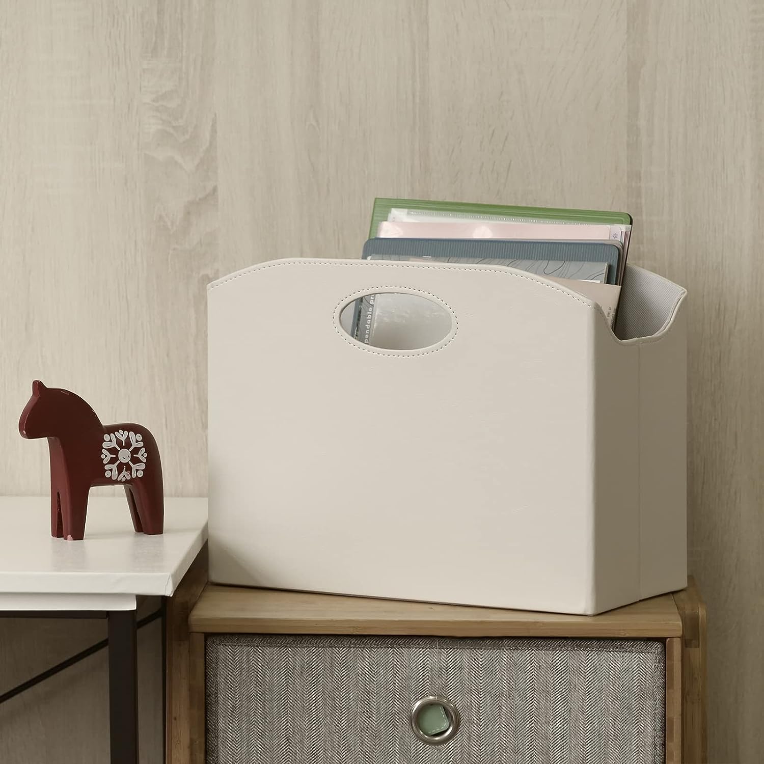 EZDeco Paquete de 2 revisteros, revistero de piel sintética, cesta de almacenamiento plegable para documentos de periódicos, organizador de carpetas