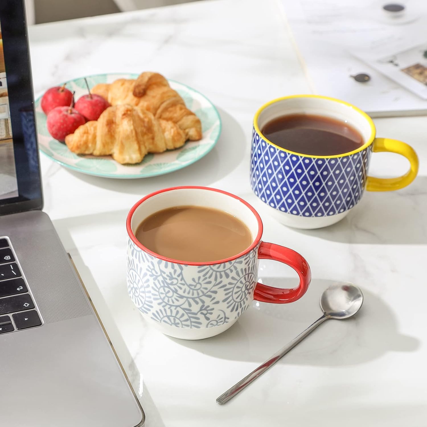 Selamica Juego de 4 tazas de café de cerámica, apilables de porcelana grandes de 14 onzas con cucharas y estante de soporte, perfectas para té