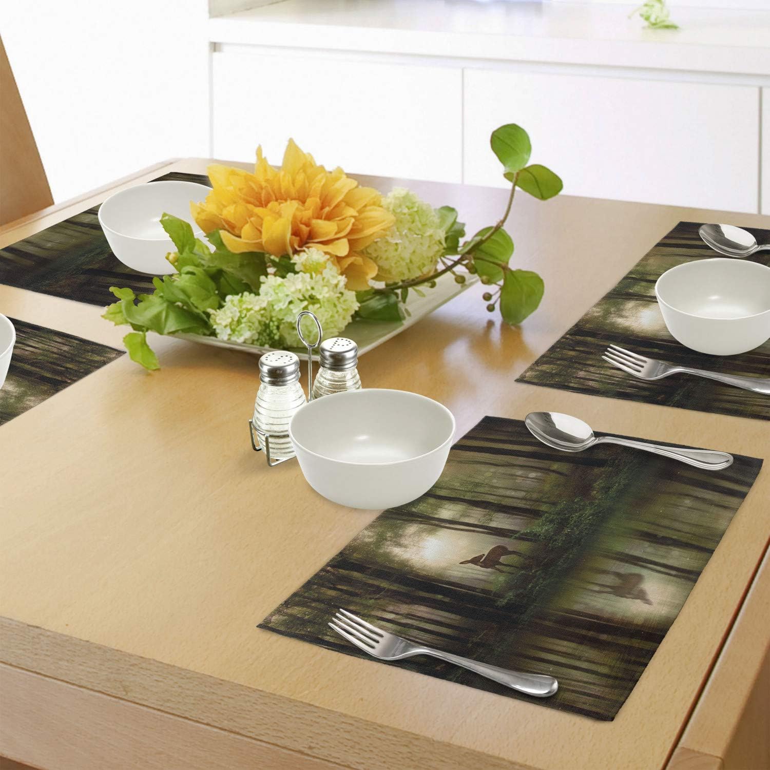 Ambesonne Nature – Juego de 4 manteles individuales de tela lavable para mesa de comedor, tamaño estándar, diseño de ciervos en el bosque con