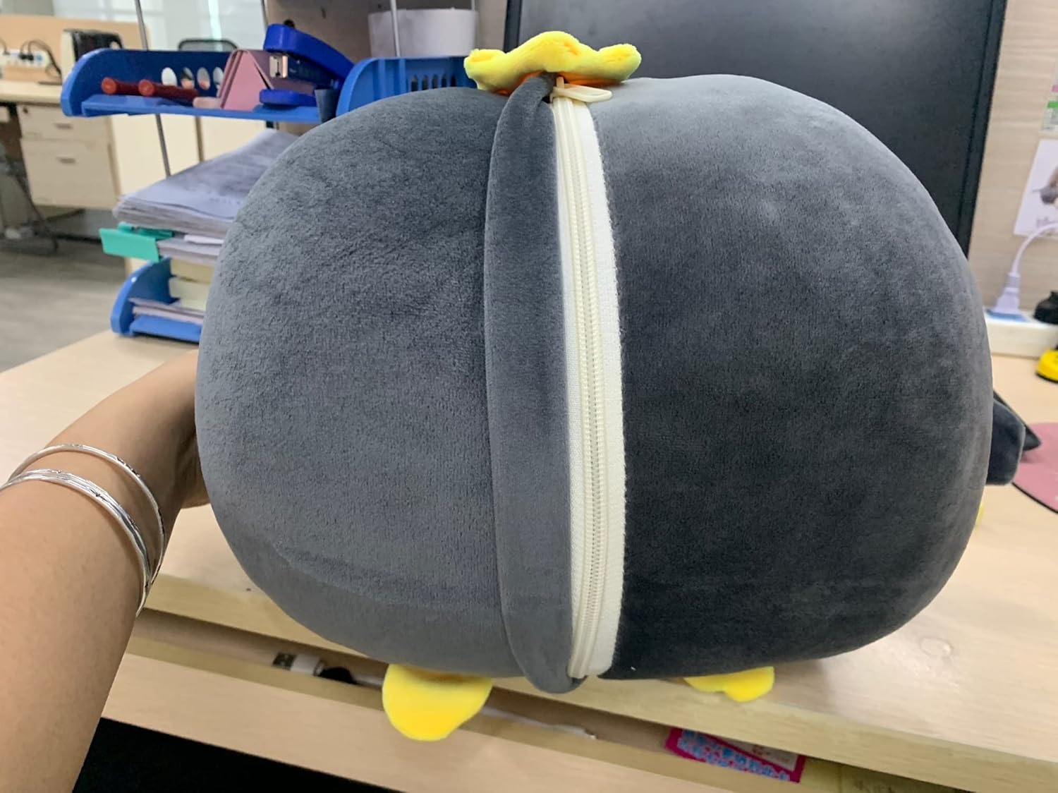 Cobija de peluche con diseño de pingüino de peluche y manta de forro polar, manta de viaje y almohada 2 en 1 (gris)