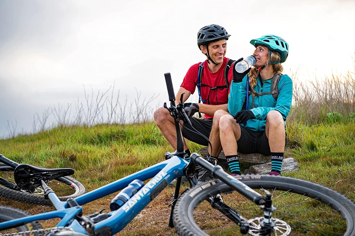 CamelBak Paquete de hidratación para bicicleta ligera clásica de 70 oz
