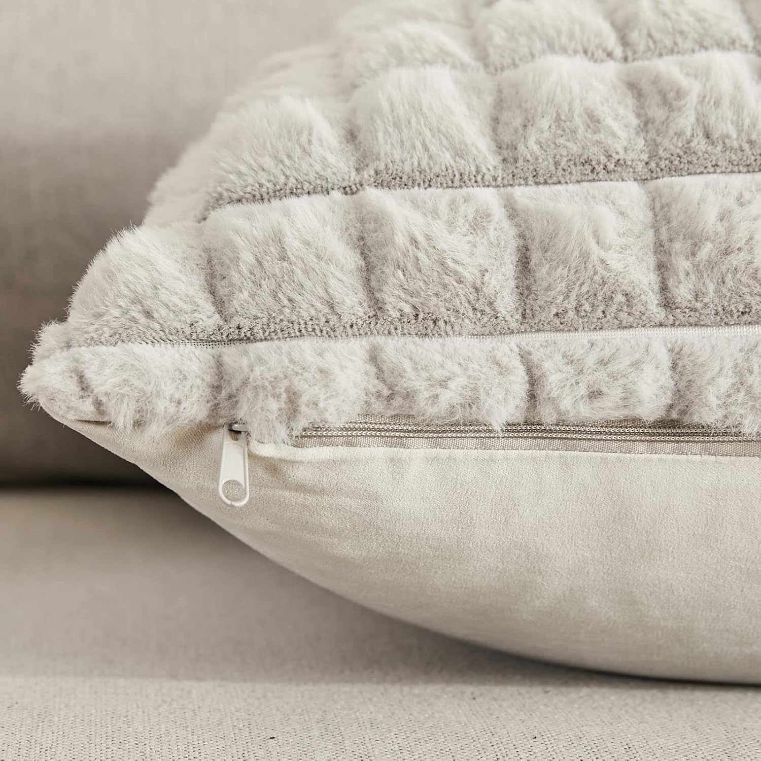 Juego de 2 fundas de almohada de felpa de piel sintética de 22 x 22 pulgadas, fundas de almohada cuadradas decorativas suaves y acogedoras para