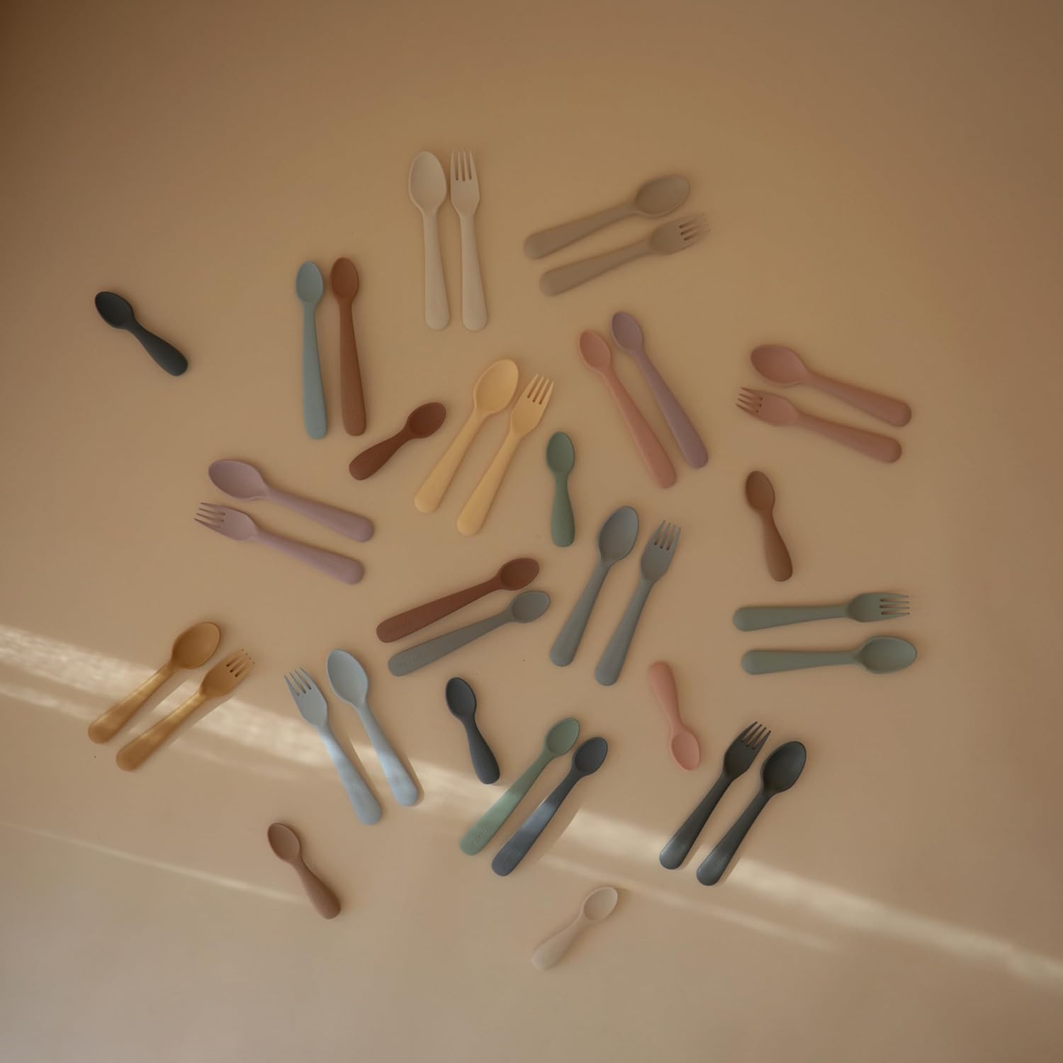 mushie Cucharas de silicona para niños pequeños  Paquete de 2 (ruborarena cambiante)