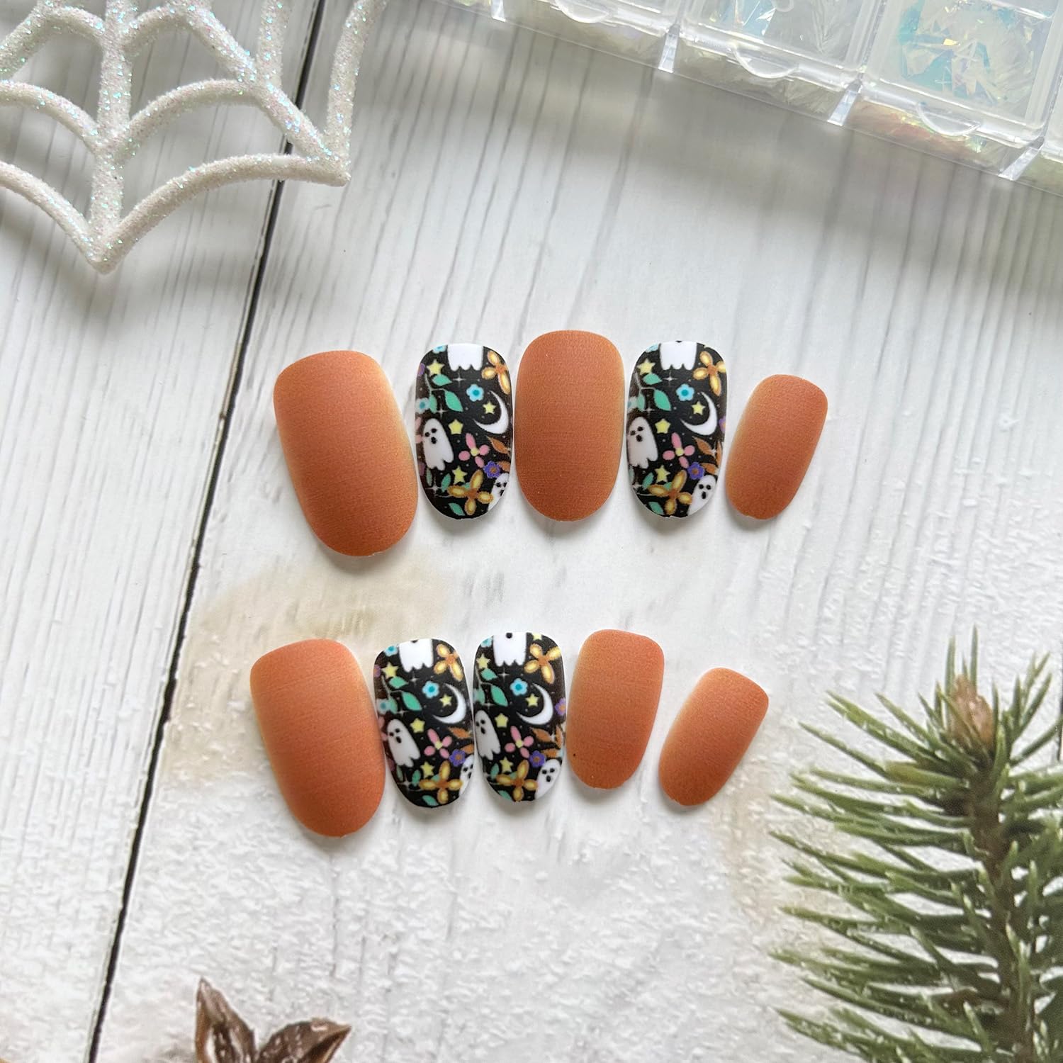 24 piezas de uñas postizas cortas cuadradas con diseño de cara de fantasma, uñas postizas mate, uñas acrílicas artificiales adhesivas con puntas de