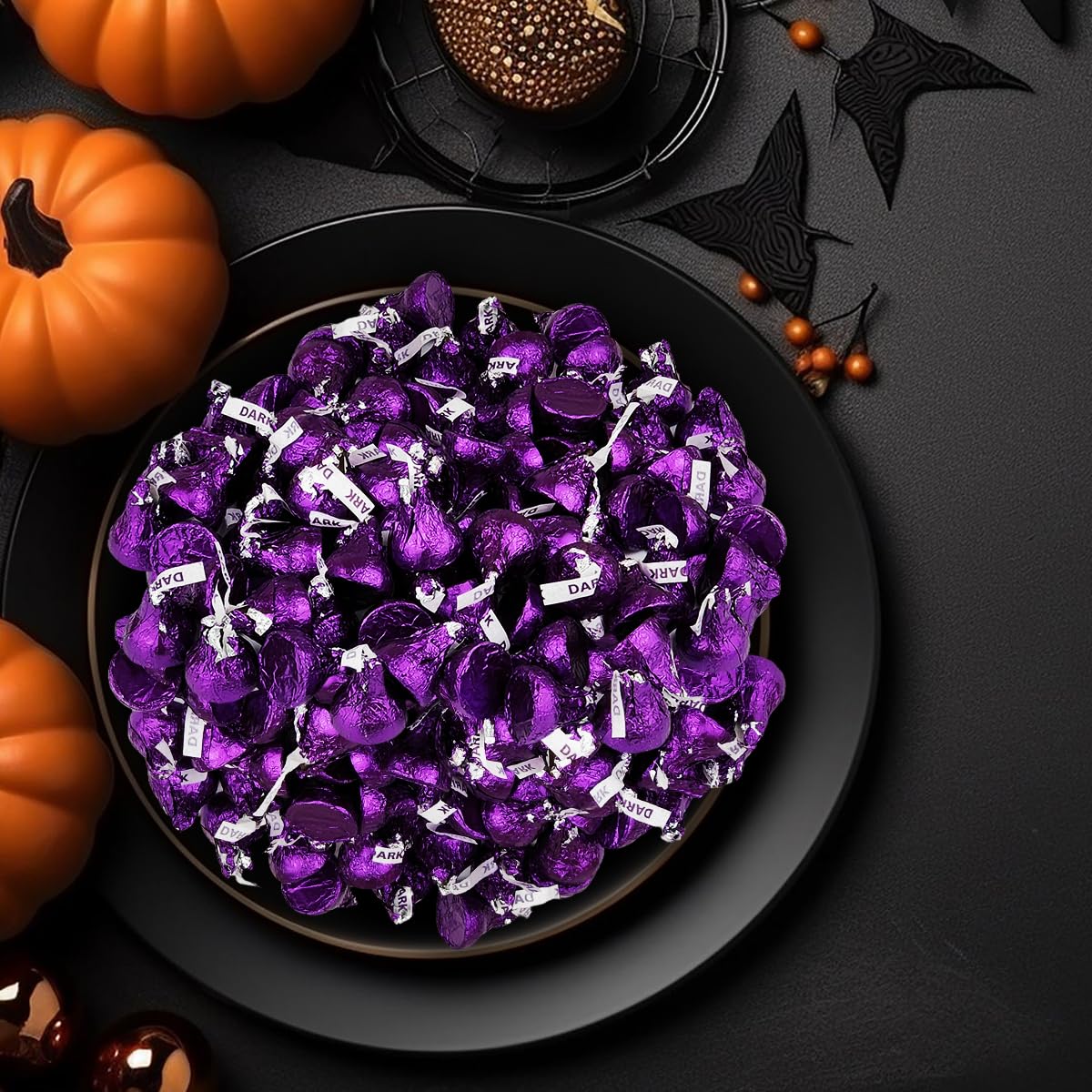 Hershey’s Kisses – Caramelos de chocolate negro ligeramente dulce envueltos individualmente en láminas moradas para una experiencia indulgente,