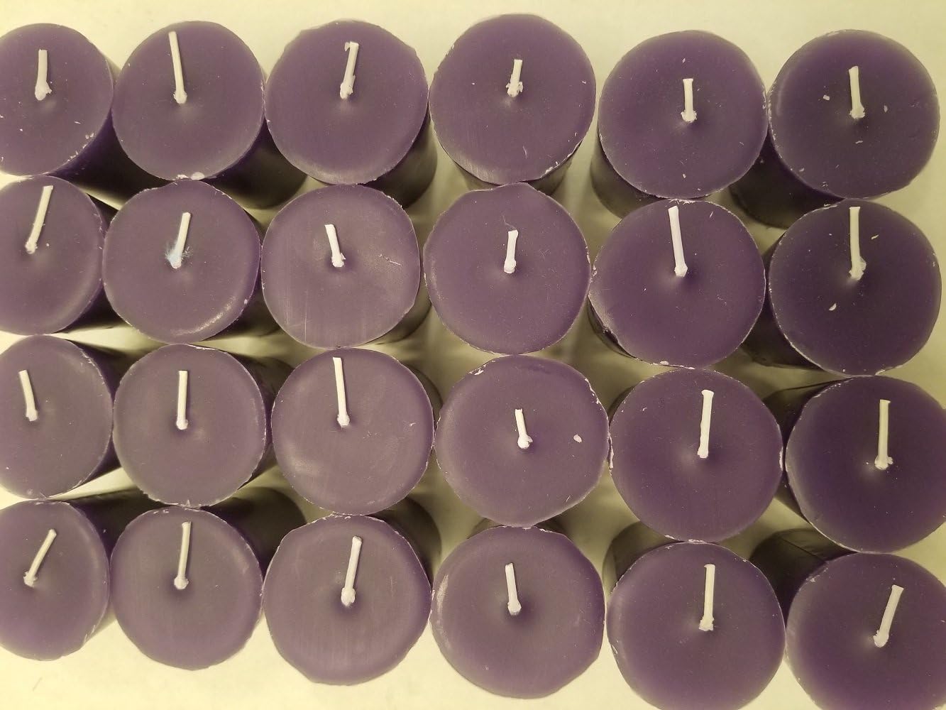 Velas votivas de 24 piezas, perfumadas en lila, 15 horas, votivas moradas perfectas, vertidas a mano, fabricadas en Estados Unidos