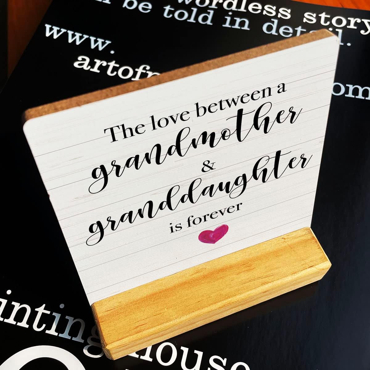 Letrero de madera con inscripción en inglés “Country Grandmother Granddaughter”, decoración rústica de escritorio con texto en inglés “The Love