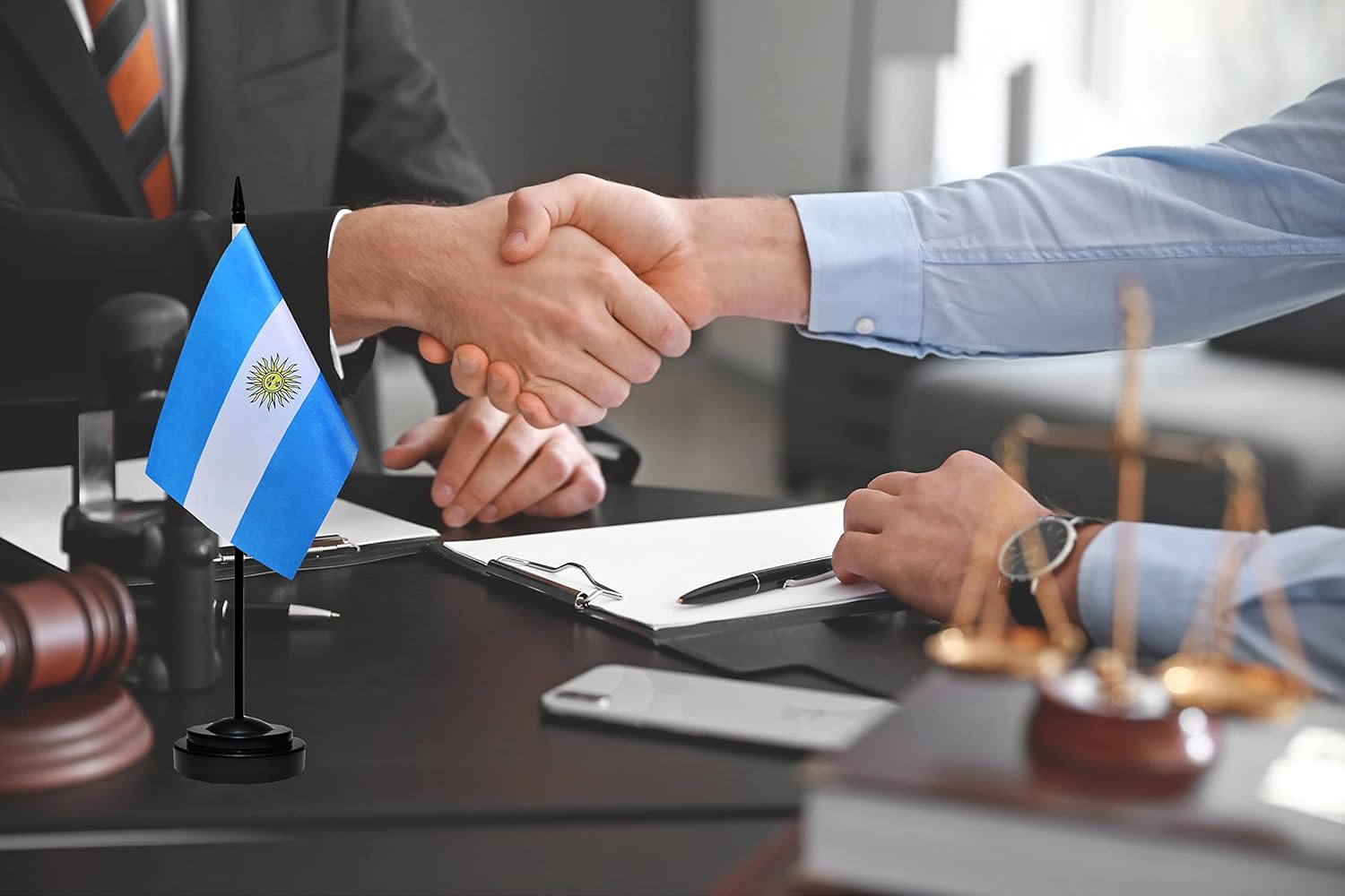 Juego de banderas argentinas de escritorio con poste negro de 13 pulgadas, base negra y parte superior de lanza, bandera de escritorio argentina de