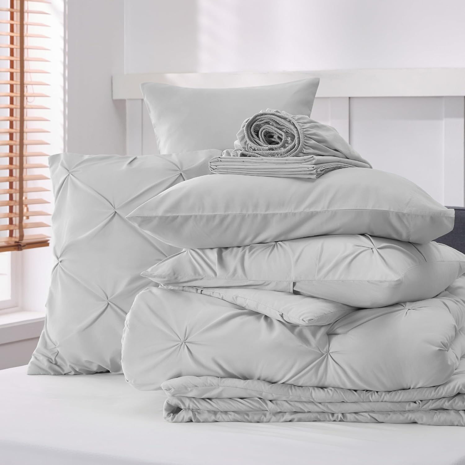 Bedsure Juego de edredón gris claro tamaño King  Juego de ropa de cama King de 7 piezas, ropa de cama con pintuck en una bolsa, juego de cama verde