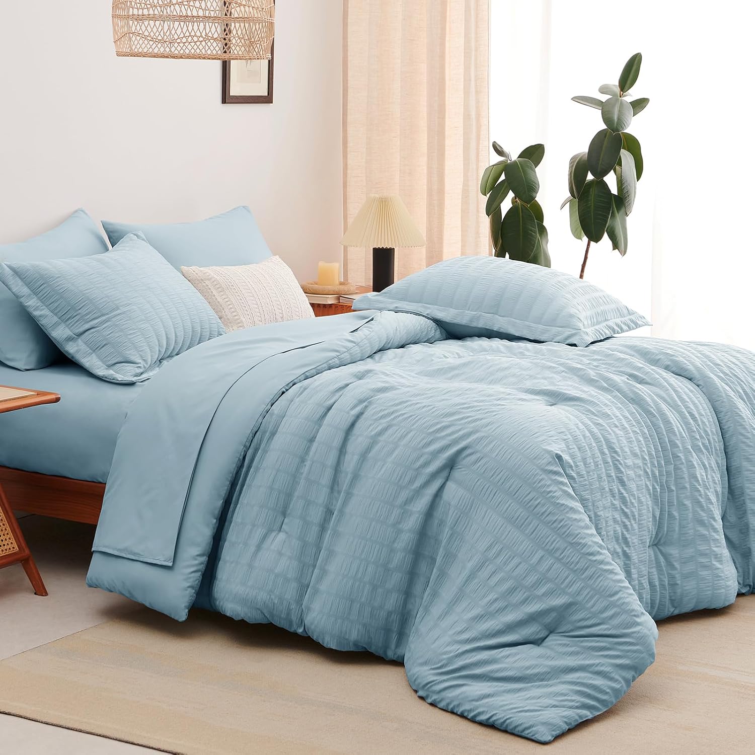 CozyLux Juego de edredón de sirsaca tamaño King con cama azul claro en una bolsa, juego de ropa de cama de 7 piezas para todas las estaciones con