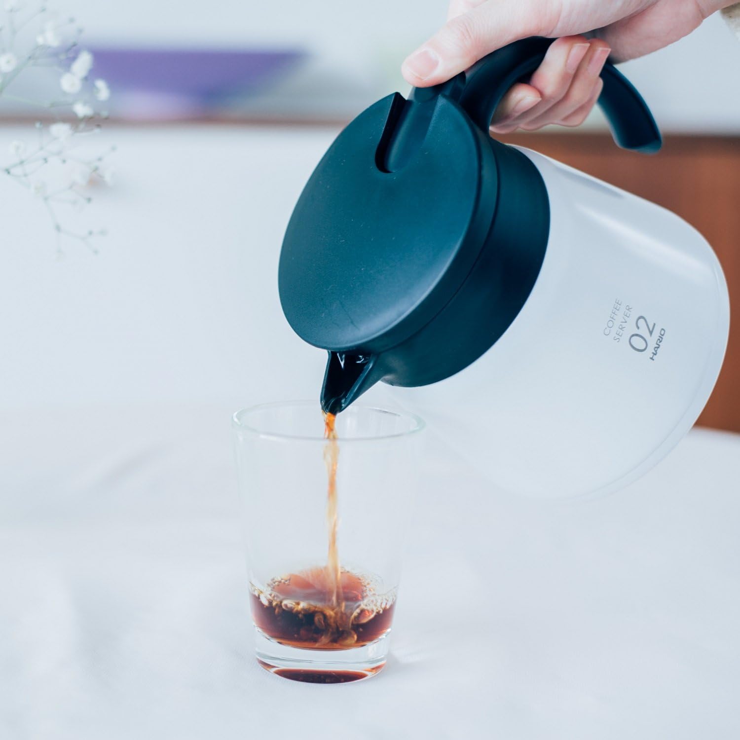 Hario V60 Servidor de bebidas de metal aislado, 20.3 fl oz, blanco