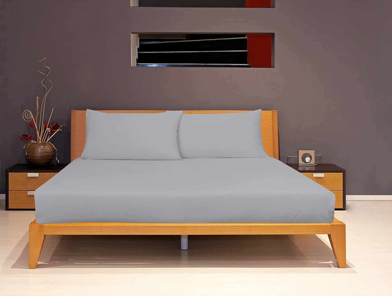 Royale Linens – Sábana bajera tamaño Queen, calidad de hotel cepillada 1800, ultrasuave, resistente a arrugas y decoloración, bolsillo profundo de