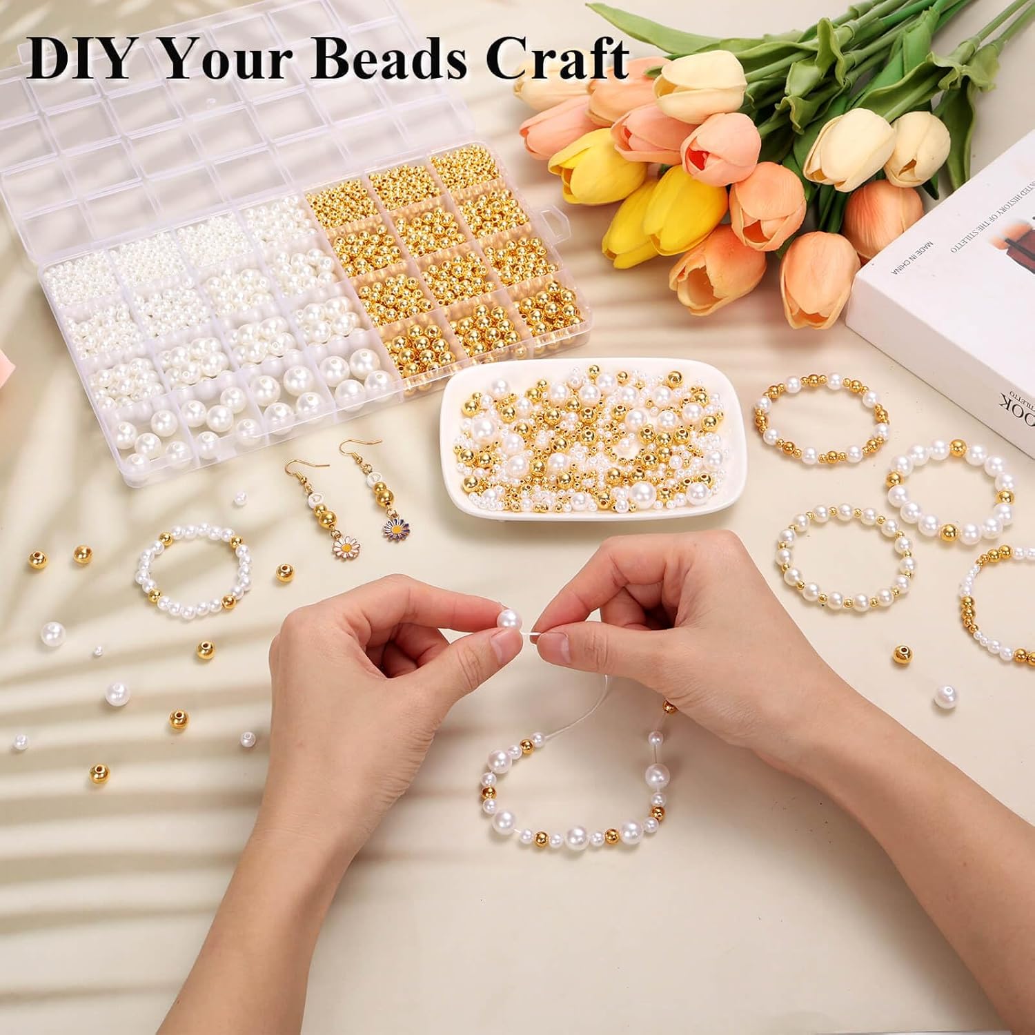 ROADPLUM 1947 cuentas de perlas para hacer joyas, cuentas blancas y doradas para manualidades con agujeros, cuentas rellenas de oro para hacer