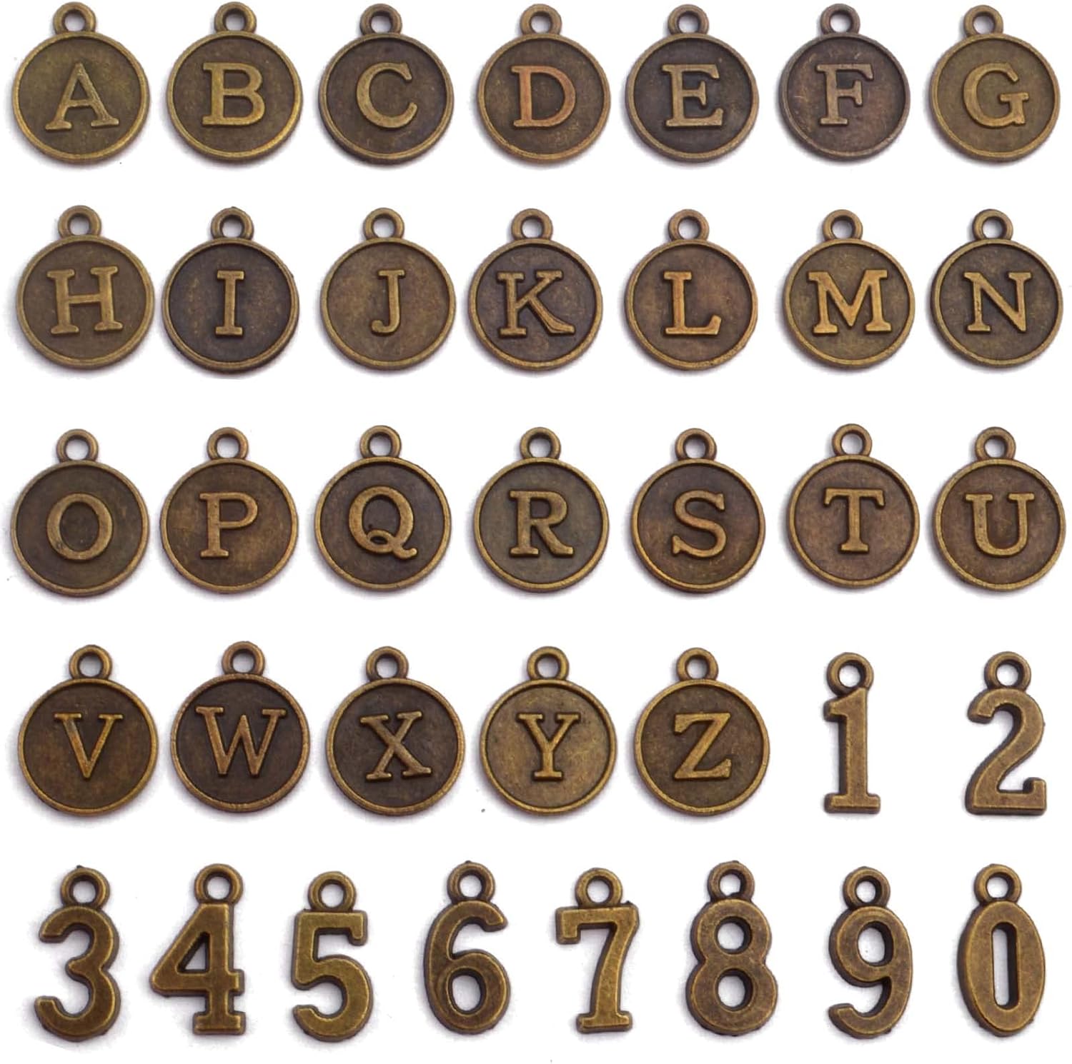 Aylifu Dijes redondos de letras 26 colgantes del alfabeto A-Z y 5 juegos (50 unidades) de números del 0 al 9 para hacer joyas, manualidades
